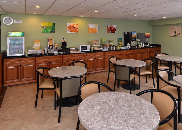 Hotel Quality & Near I-57 3*