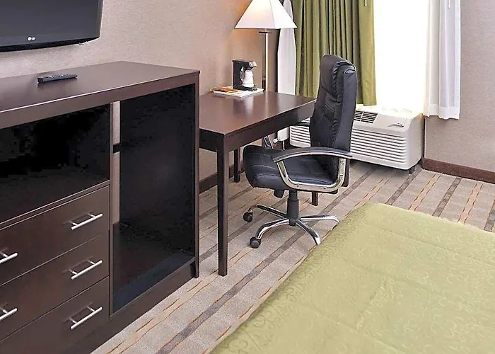 Hotel Quality & Near I-57 3*