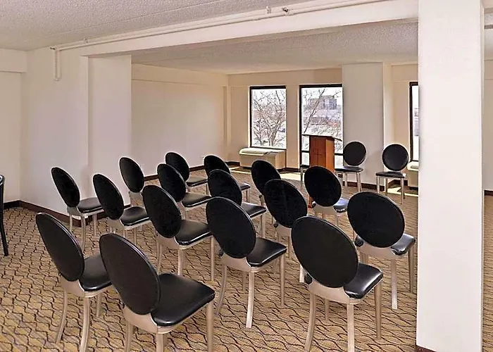 Hotel Quality & Near I-57 3*