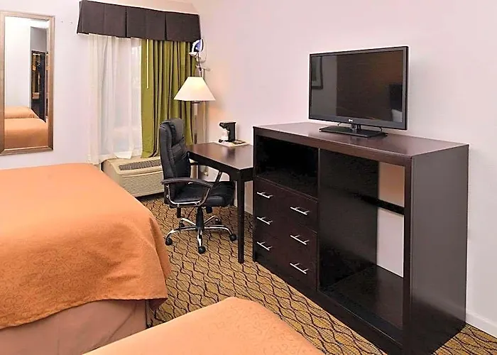 Hotel Quality & Near I-57 3*